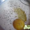 Wbijamy 1 jajko, doprawiamy solą i pieprzem, ubijamy intensywnie by wtłoczyć powietrze do masy jajecznej.