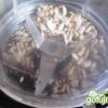 2 łyżki mieszanki ziaren słonecznika, sezamu i siemienia zmielić