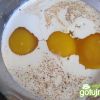 Ubijamy 3 jajka ze szczyptą soli, dodajemy 150 ml kwaśnej śmietany i 50 ml słodkiej śmietany z przyprawami