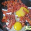 Wbijamy na patelnie z duszonym pomidorem i salami  2 jajka