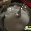 przygotowac lukier z cukru pudru, wrzącej wody i sokiem z cytryny 