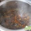 Do grzybów dodać 1 kostkę bulionu grzybowego Winiary, łyżkę Warzylionu i gotować około 20 minut