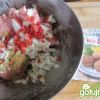 Następnie do masy dodajemy 1 łyżkę przyprawy do mięsa mielonego Kotanyi, 1/2 siekanej cebuli i połowę posiekanej papryczki chilli 