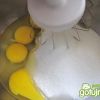 cztery jajka ucieramy w mikserze na puch ze szklanka cukru
