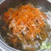 podsmazone kanie z cebulą wraz z tartymi warzywami dodajemy do zupy i gotujemy
