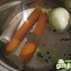 W garnku z 1 litrem wody zagotować ziarna ziela angielskiego, liście laurowe, ziarna pieprzu, cebulę i marchewki z pietruszką